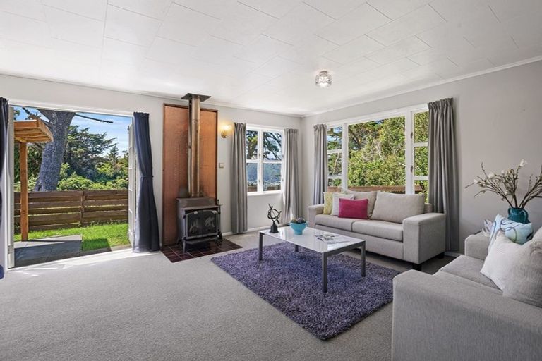Photo of property in 120 Miromiro Road, Normandale, Lower Hutt, 5010