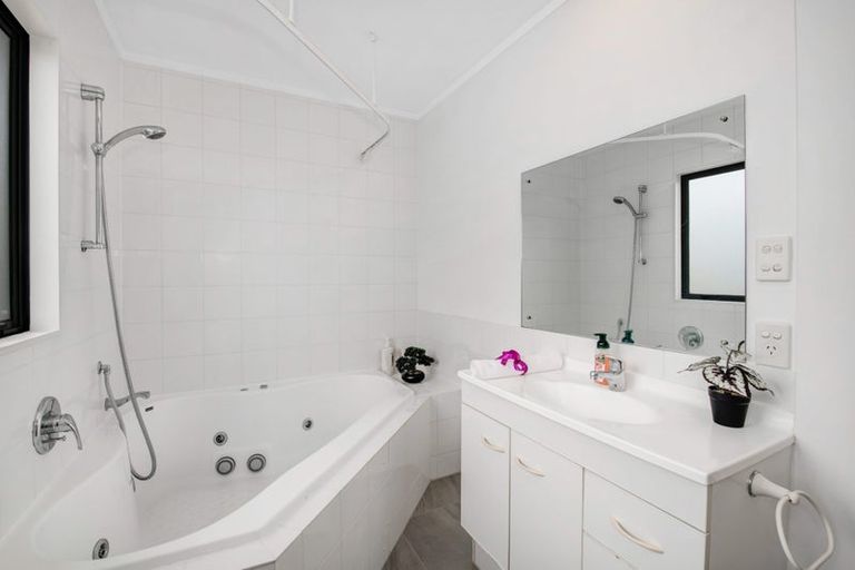 Photo of property in 2/9 Mossop Rise, Glenfield, Auckland, 0629