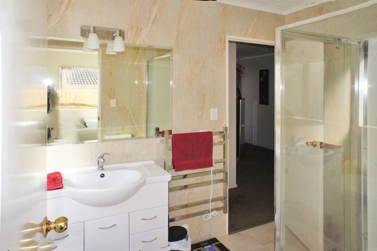 Photo of property in 1/10 Lowburn Place, Clover Park, Auckland, 2019