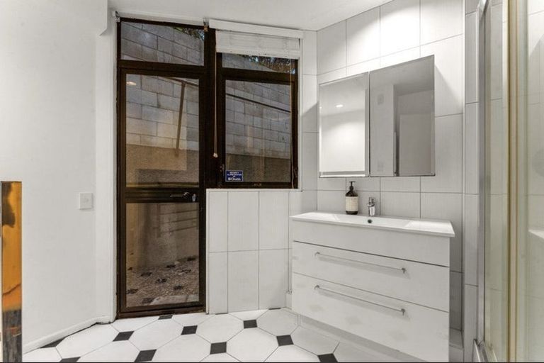 Photo of property in 2/102 Queen Street, Northcote Point, Auckland, 0627