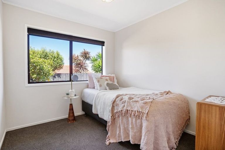 Photo of property in 10 St Simon Place, Botany Downs, Auckland, 2010