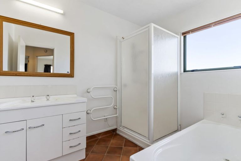 Photo of property in 11 Mannikin Place, Unsworth Heights, Auckland, 0632