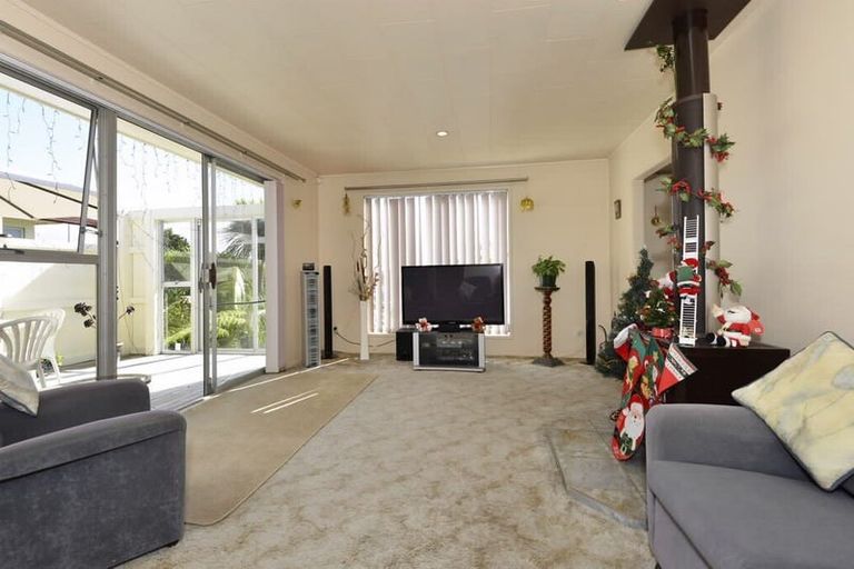 Photo of property in 25 Allington Road, Massey, Auckland, 0614