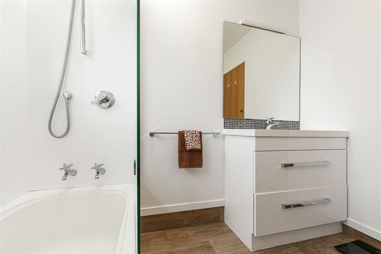 Photo of property in 1/10 Sevilla Place, Unsworth Heights, Auckland, 0632