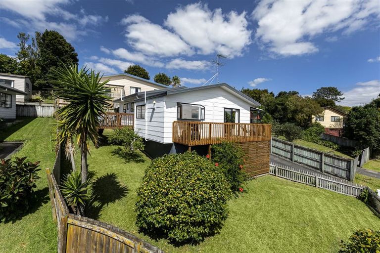 Photo of property in 1/10 Sevilla Place, Unsworth Heights, Auckland, 0632