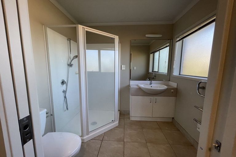 Photo of property in 14 Springtide Place, Red Beach, 0932