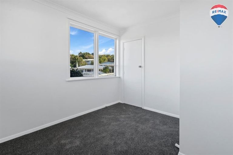 Photo of property in 43 Stewart Drive, Newlands, Wellington, 6037