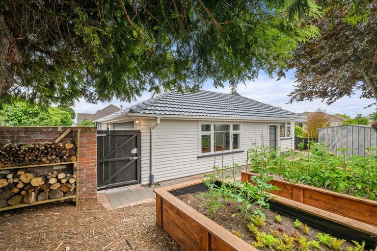 Photo of property in 180 Avonhead Road, Avonhead, Christchurch, 8042
