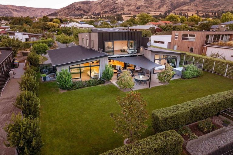 Photo of property in 5 Jessies Crescent, Wanaka, 9305