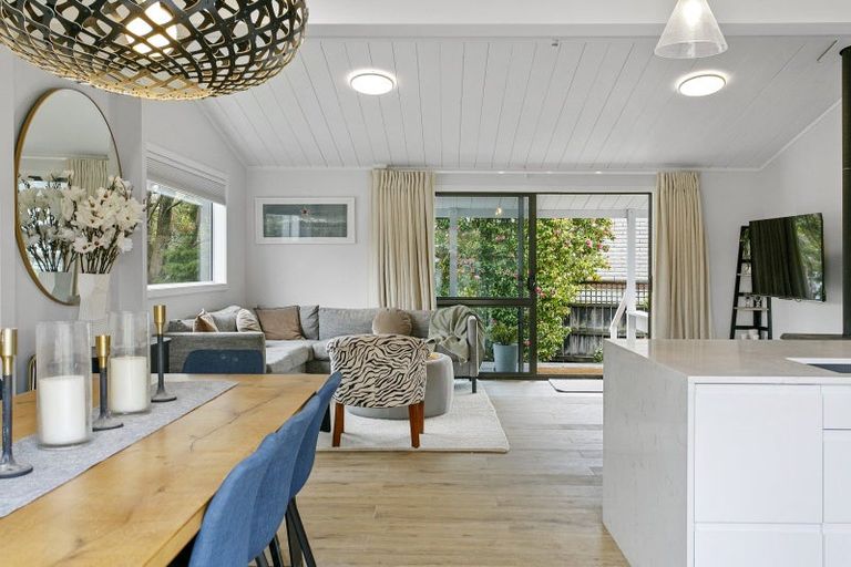 Photo of property in 4 Kathleen Place, Rainbow Point, Taupo, 3330