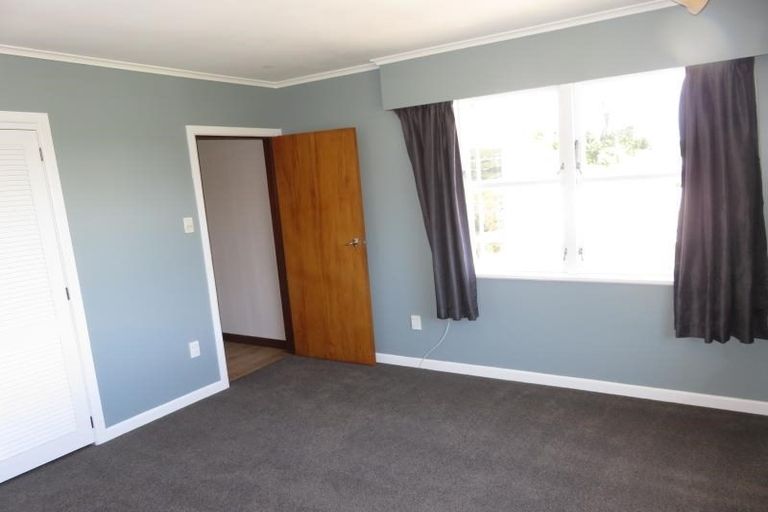Photo of property in 16 Omega Street, Newlands, Wellington, 6037