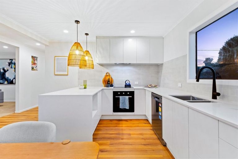 Photo of property in 11 Ranui Station Road, Ranui, Auckland, 0612