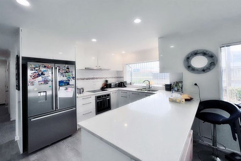 Photo of property in 2/17 Queen Street, Papakura, 2110