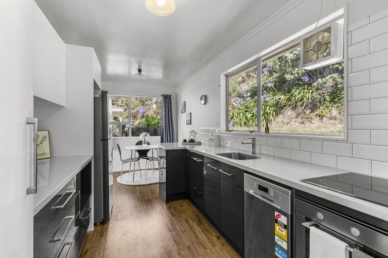 Photo of property in 3 Lomond Street, Newlands, Wellington, 6037