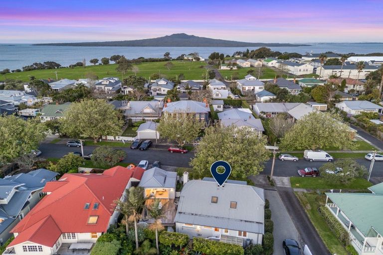 Photo of property in 9a North Avenue, Narrow Neck, Auckland, 0624