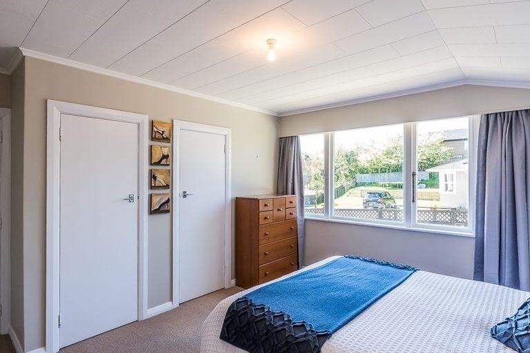 Photo of property in 36 Horokiwi Road West, Newlands, Wellington, 6037