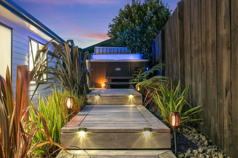 Photo of property in 6 Papa Orchard Drive, Kumeu, 0810