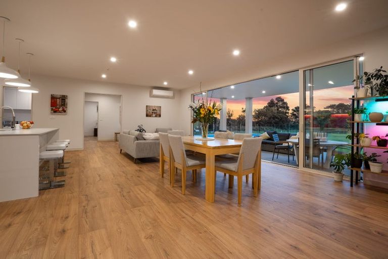 Photo of property in 15 Nola Road, Oratia, Auckland, 0604