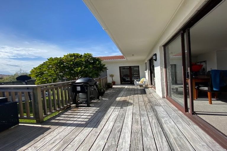 Photo of property in 2/21 Scarboro Terrace, Murrays Bay, Auckland, 0630