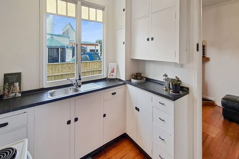 Photo of property in 23 Ross Street, Marton, 4710