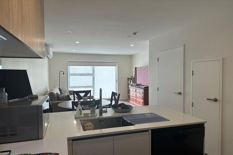 Photo of property in 2/327 Glengarry Road, Glen Eden, Auckland, 0602