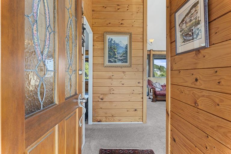 Photo of property in 10 Ridge Lane, New Plymouth, 4310