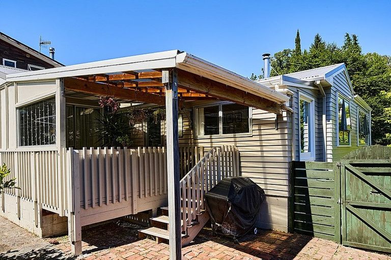 Photo of property in 73 Blue Mountains Road, Pinehaven, Upper Hutt, 5019