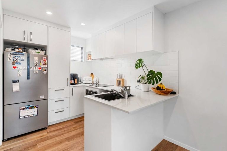 Photo of property in 23 Tokai Place, Glen Eden, Auckland, 0602