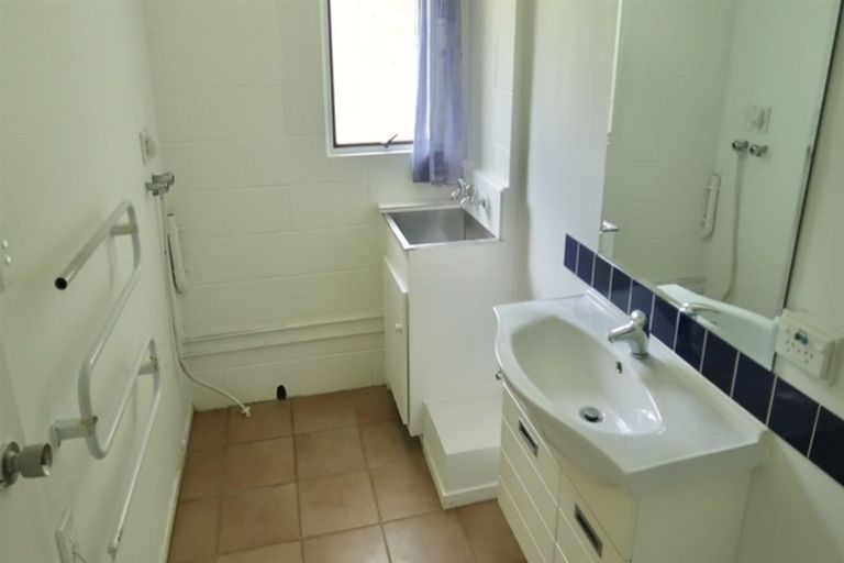 Photo of property in 2/2 Flavia Close, Torbay, Auckland, 0630