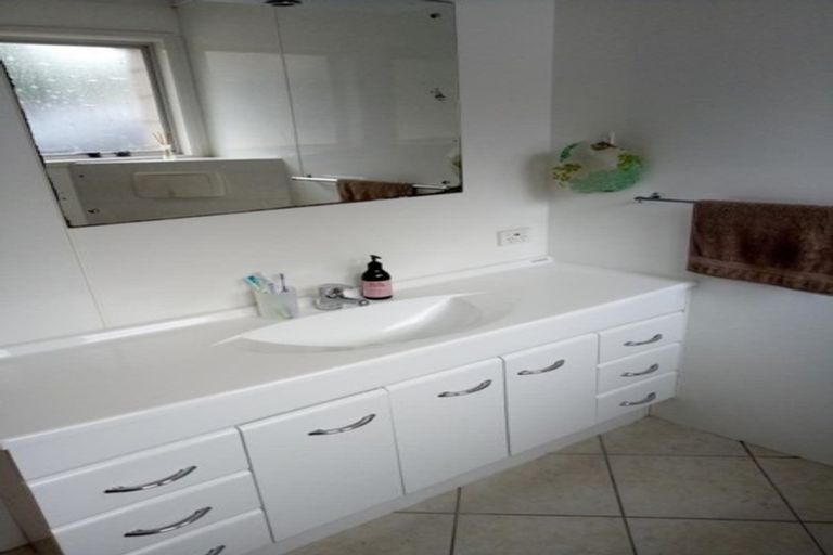 Photo of property in 20 Malmo Place, Massey, Auckland, 0614