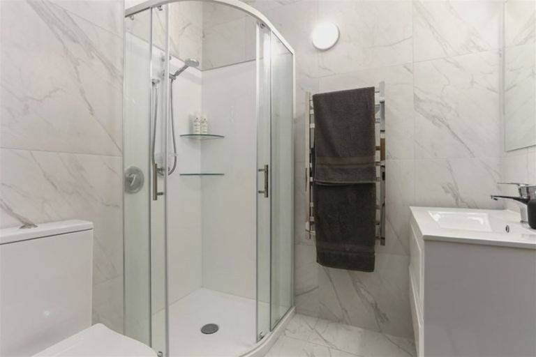 Photo of property in 138 Glenfield Road, Birkenhead, Auckland, 0626