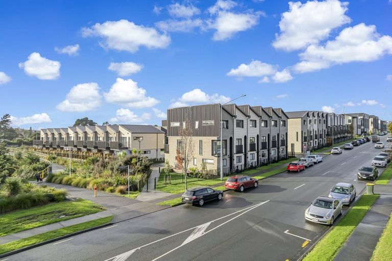 Photo of property in 4/28 Westgate Drive, Westgate, Auckland, 0614