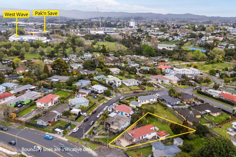 Photo of property in 114 Edmonton Road, Henderson, Auckland, 0612