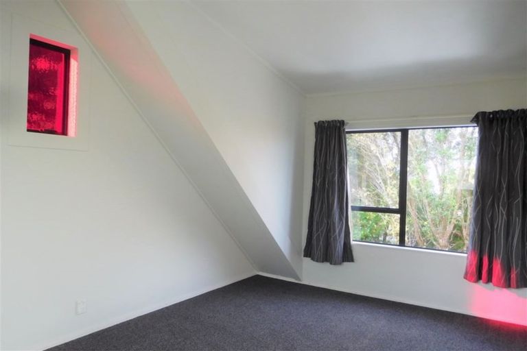 Photo of property in 28 Sunset Road, Unsworth Heights, Auckland, 0632