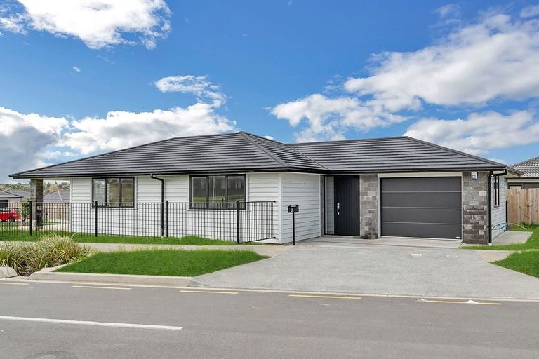 Photo of property in 2 Paapaka Way, Waiuku, 2123