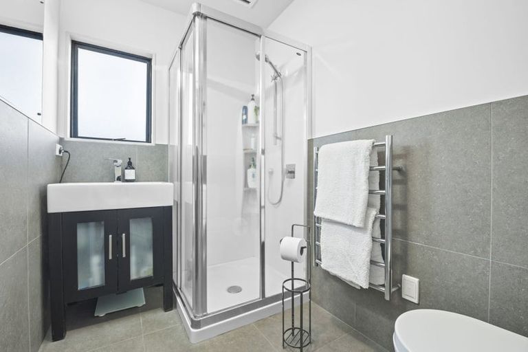 Photo of property in 1/66 Browns Bay Road, Rothesay Bay, Auckland, 0630