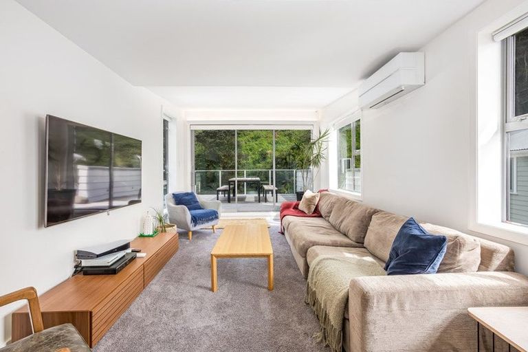 Photo of property in 185 Breaker Bay Road, Breaker Bay, Wellington, 6022