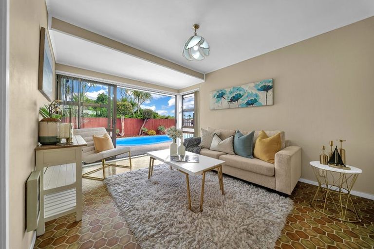 Photo of property in 16 Westholm Way, Pahurehure, Papakura, 2113