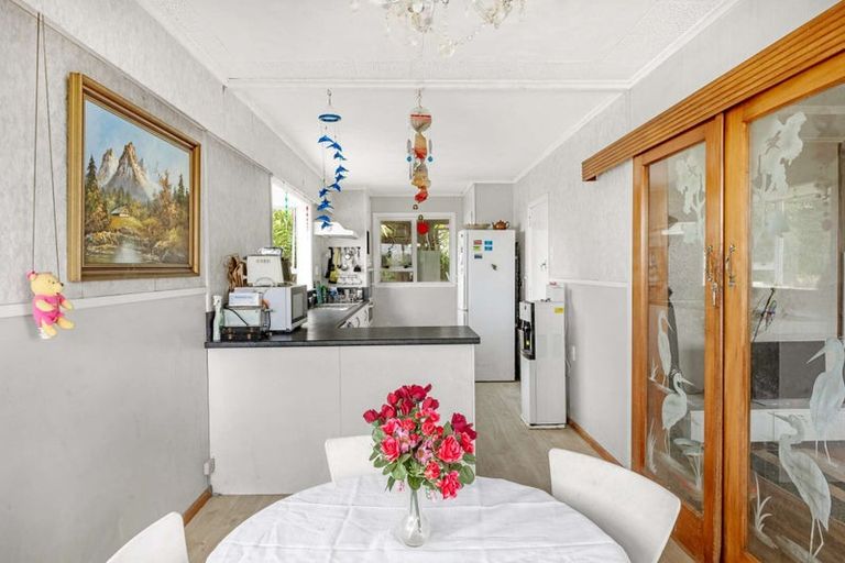 Photo of property in 37 Simons Street, Moturoa, New Plymouth, 4310