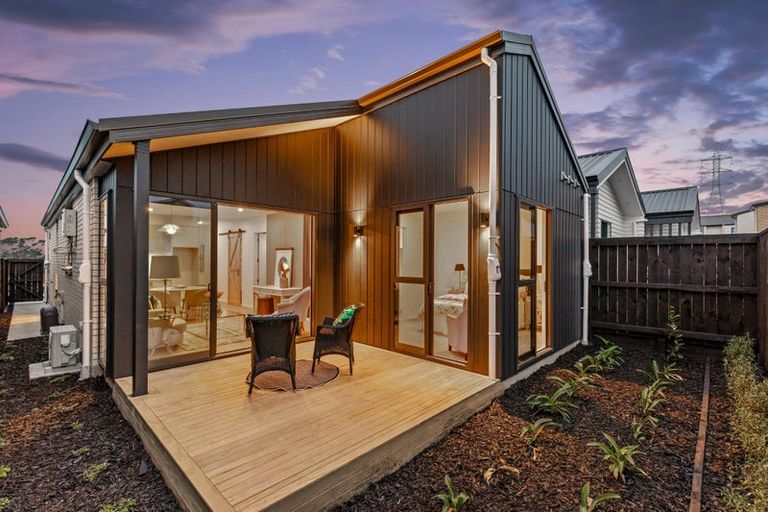 Photo of property in 21 Paretao Street, Massey, 0614