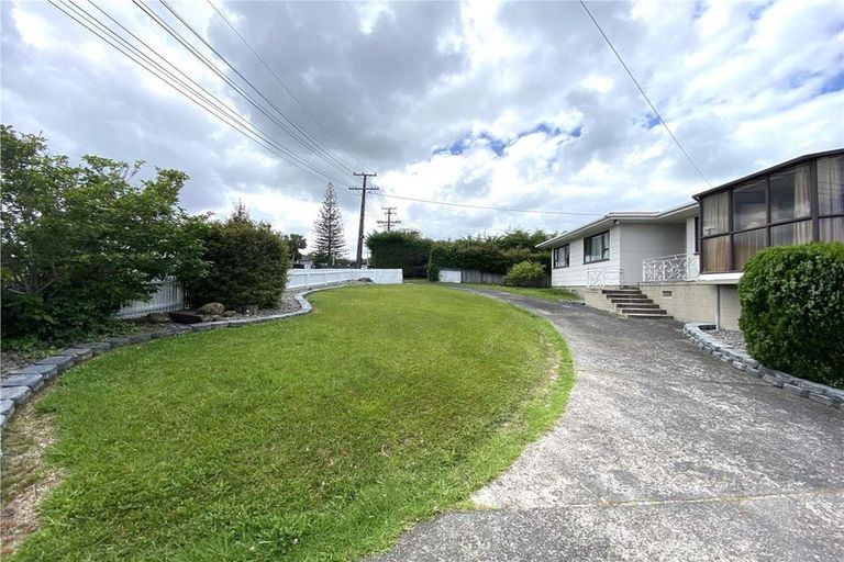 Photo of property in 42 Savoy Road, Glen Eden, Auckland, 0602