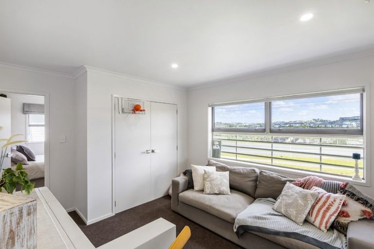 Photo of property in 17 Karauria Lane, Orewa, 0931
