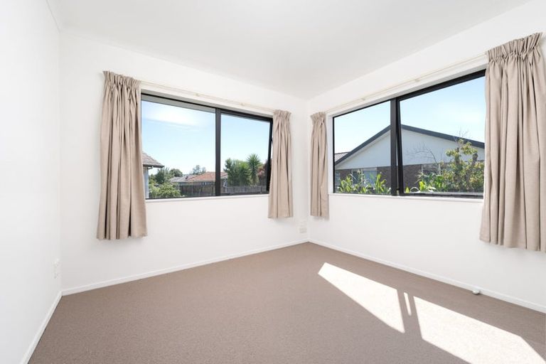 Photo of property in 16 Pyramid Place, Glen Eden, Auckland, 0602