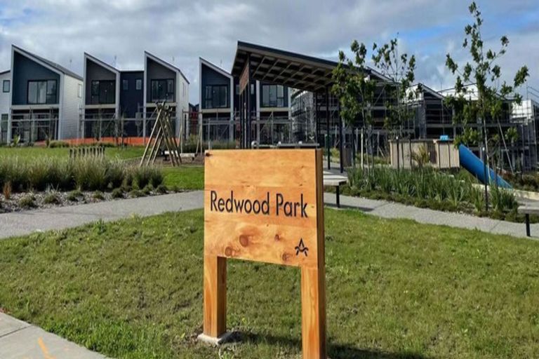 Photo of property in 40 Paparahi Place, Wainui, 0992