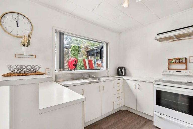 Photo of property in 12 Kearney Place, Massey, Auckland, 0614