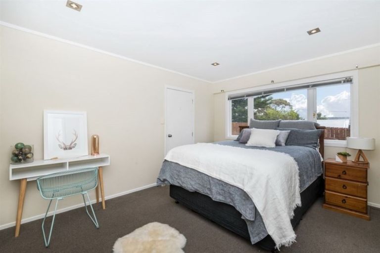 Photo of property in 11 Mayall Avenue, Beach Haven, Auckland, 0626