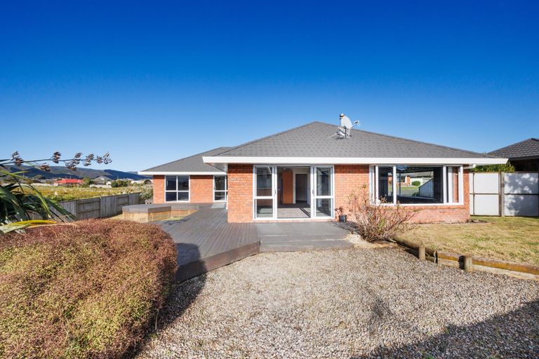 Photo of property in 20 Johnstone Drive, Fitzherbert, Palmerston North, 4410