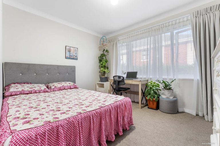 Photo of property in 36 Savoy Road, Glen Eden, Auckland, 0602