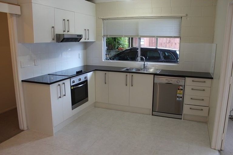 Photo of property in 1/16 Wernham Place, Northcote, Auckland, 0626