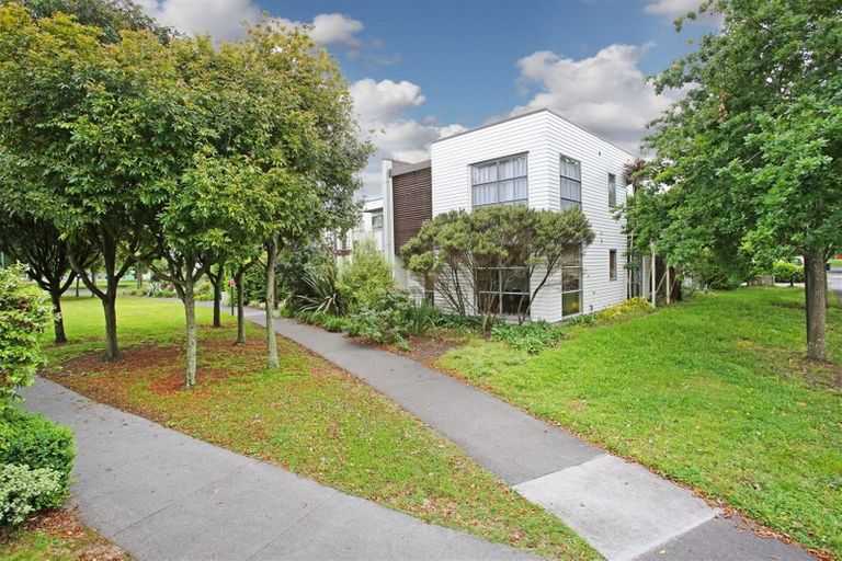 Photo of property in 15 The Track, Takanini, 2112